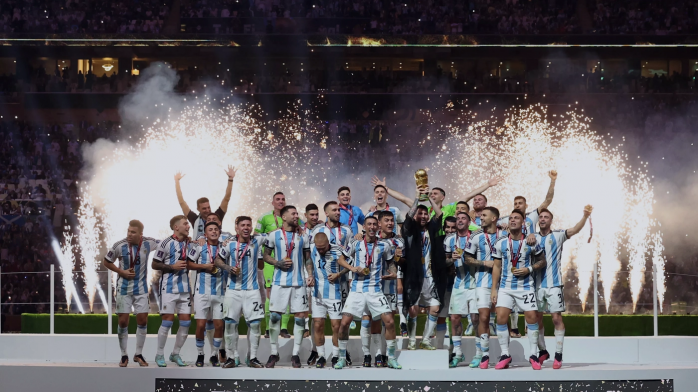 卡塔尔世界杯阿根廷冠军狂欢庆祝合影照片